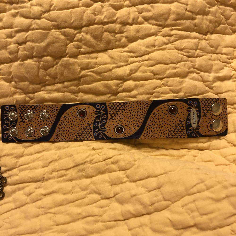 Plunder cuff with birds on it